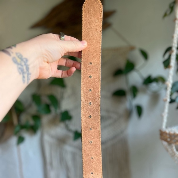 Justin Western Tooled Leather Belt Feather Scroll Design Black Brown Size 46 - Picture 6 of 12